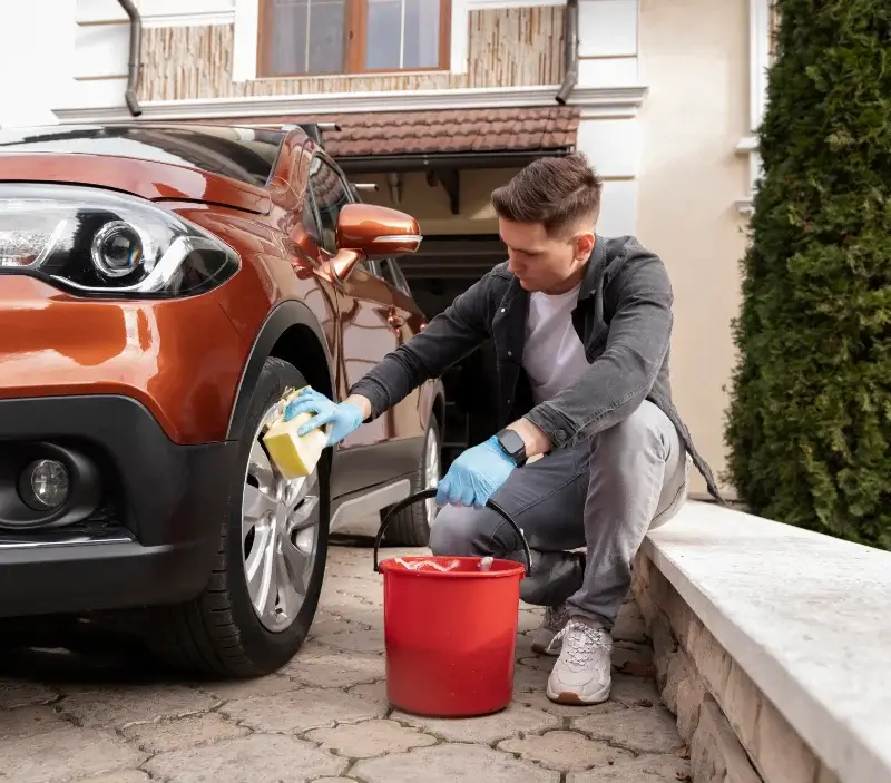 Lavage auto à domicile Sémalens : professionnel intervenant sur un véhicule